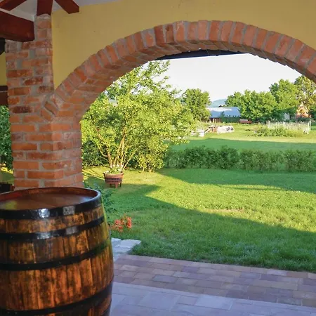 Vakantiehuis Three-bedroom In Gradac